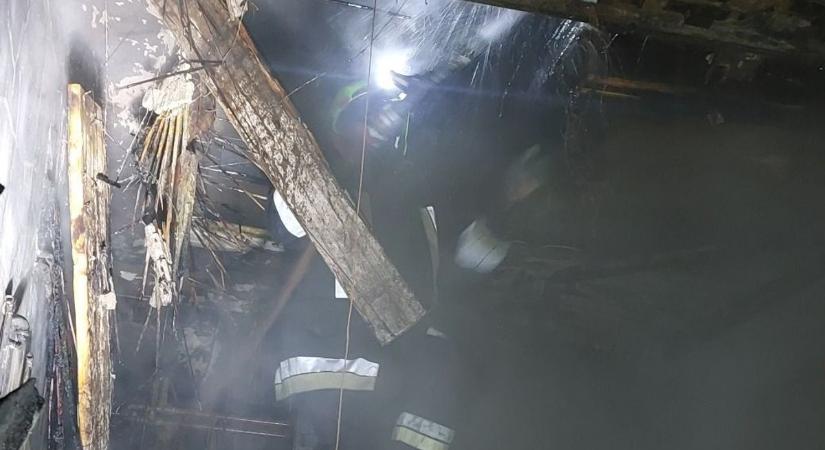 Helyszíni fotók a bakonyi bolttűzről, csaknem az egész tető leégett