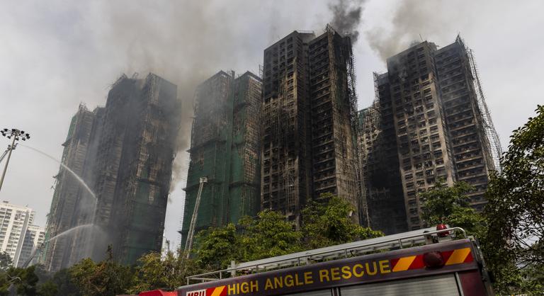 Tizennégy letartóztatás, független vizsgálat – Hongkong számon kéri a felelősöket a halálos lakótömb-tűz ügyében