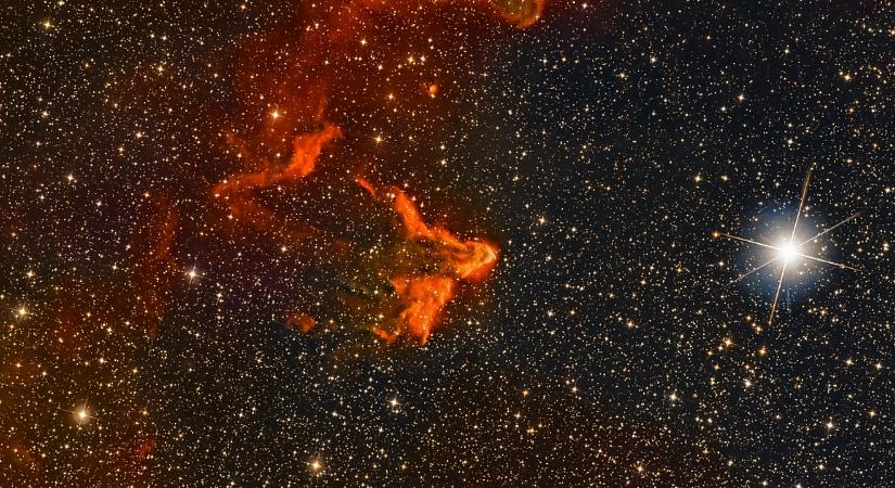 Cassiopeia szelleme: mintegy 550 fényévnyire található ködöt örökített meg egy asztrofotós Bocskaikertből