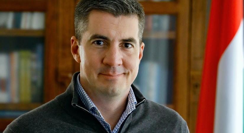 Magyar Péter cipelheti vissza a 600 oldalas „remekművet” Brüsszelbe