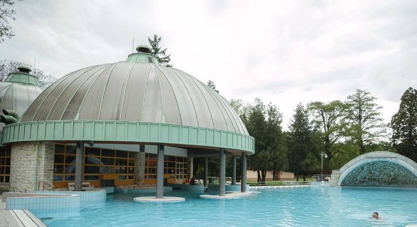 Váratlan vendégek lepték el az egri strandot – nem hiszi el, kik lubickoltak a hidegben!