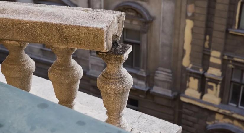 Fiatalok buliztak a lakásban, ahonnan lezuhant a kőerkély egy darabja