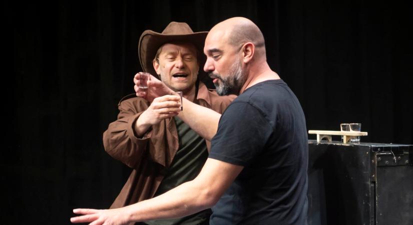 Jön a Parasztopera – Zenés, táncos szatíra a Radnóti színpadán Szikszai Rémusz rendezésében