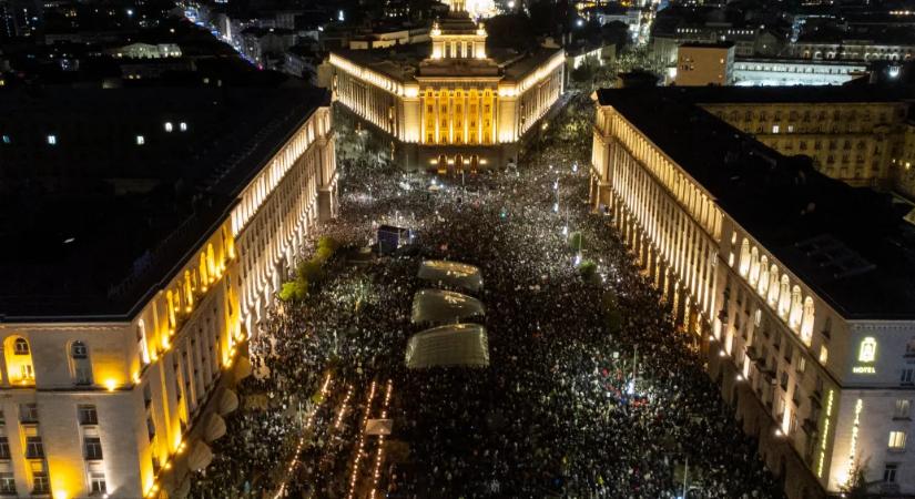 „Jön a Z generáció” – tízezrek tiltakoztak a kormány és a korrupció ellen Bulgáriában