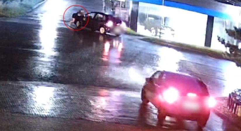 Brutális videón, ahogy a kocsi ablaktörlőjébe kapaszkodott egy nő Sopronban