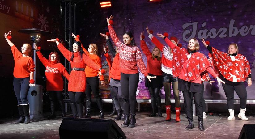 Mesebeli fényárba öltözött Jászberény, meggyújtották a hit gyertyáját – galériával és videóval