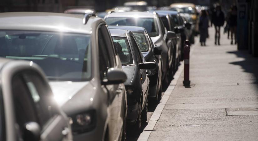 Változott a szabályozás: fizetős lesz a parkolás Budapesten a két ünnep között