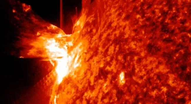 Látványos felvételen a nemrég zajlott erős napkitörés