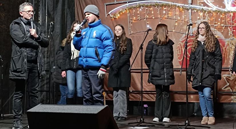 Megasztár a szekszárdi színpadon: Jánoki Márió életéről is mesélt