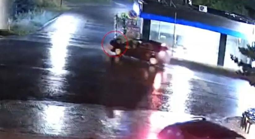 Akciófilmbe illő jelenetek: úgy száguldott a sofőr, hogy motorháztetőbe egy nő kapaszkodott - videó