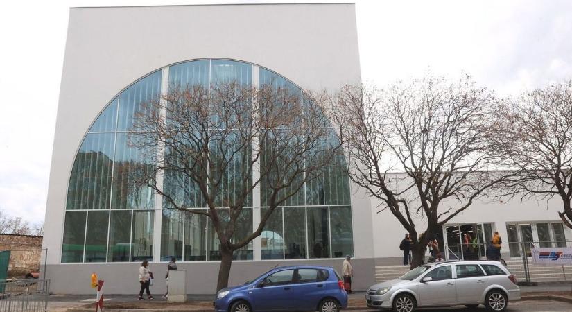 A vásárcsarnok környékén a parkolás egyre nehezebb