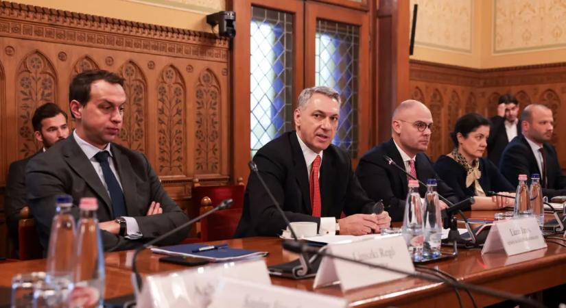 Február 20-án adhatják át a Budapest-Belgrád vasútvonalat, mondta Lázár a parlamenti meghallgatásán