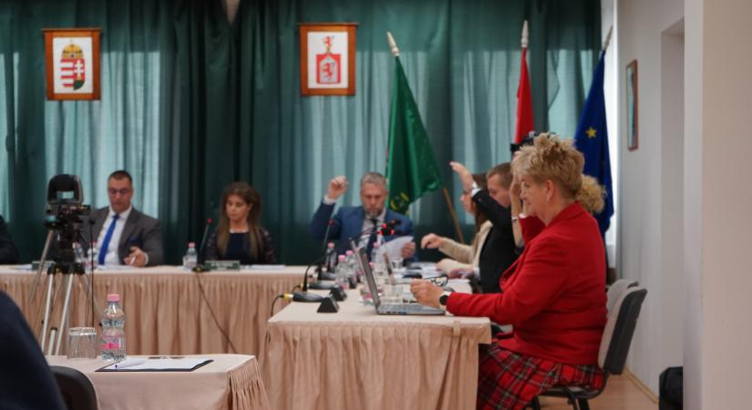 Aktualizált költségvetés, helyi adókat-, diákétkeztetést-, parkolási és temetői rendet érintő változások…