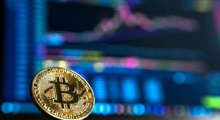 Újabb Bitcoin zuhanással indult a december – Mi áll a kriptopiac mélyrepülésének a hátterében?