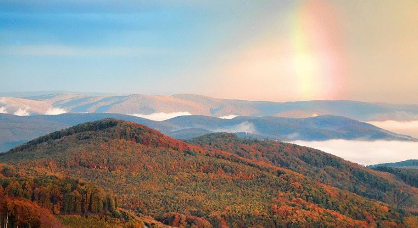 Döbbenetes képek: Dobogókőn hétfő éjszaka szinte nappali világosság volt