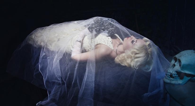 Saját menyasszonyi ruhája ölte meg az újdonsült feleséget, akinek utolsó szavaitól benned is meghűl majd a vér