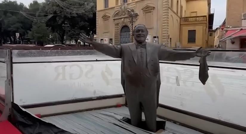Jégpályát telepítettek Pavarotti szobra köré, felháborodott az özvegye