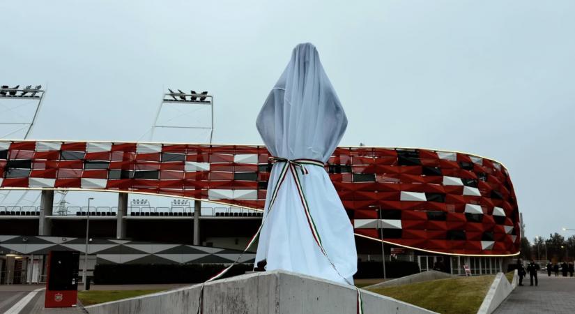 Szijjártó klubelnök munkaidőben, reggel 8:15-kor avatta fel Bozsik József szobrát, amikor a szukolók nem tudtak elmenni