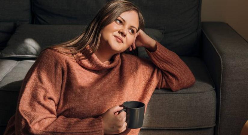 4 pulóver, amiben karcsúbbnak tűnik a derék és a felkar: nőies fazonok telt alakra