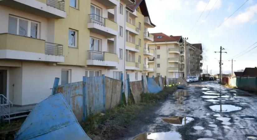 Lakhatási válság Székelyföldön: tíz éve az enyészeté egy szociális tömbház Gyergyó központjában