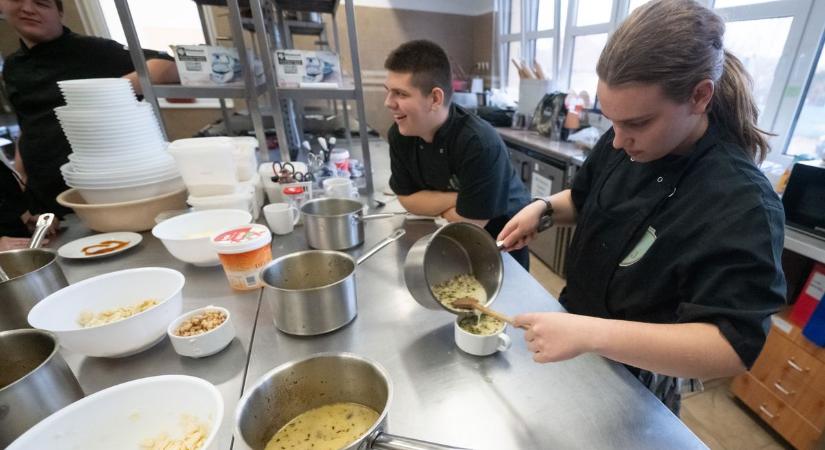 Azonos alapokból dolgoztak, mégis meglepően különböző ragulevesek születtek: Mórahalmon új szintre emelték a gyakorlati órát