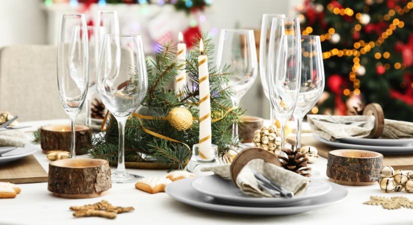 Imádják a lakberendezők ezt a karácsonyi asztaldekorációs trendet: így több hely marad az ételeknek!