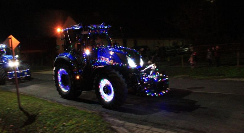 Karácsonyi traktorok foglalták el egy somogyi település utcáit – videó