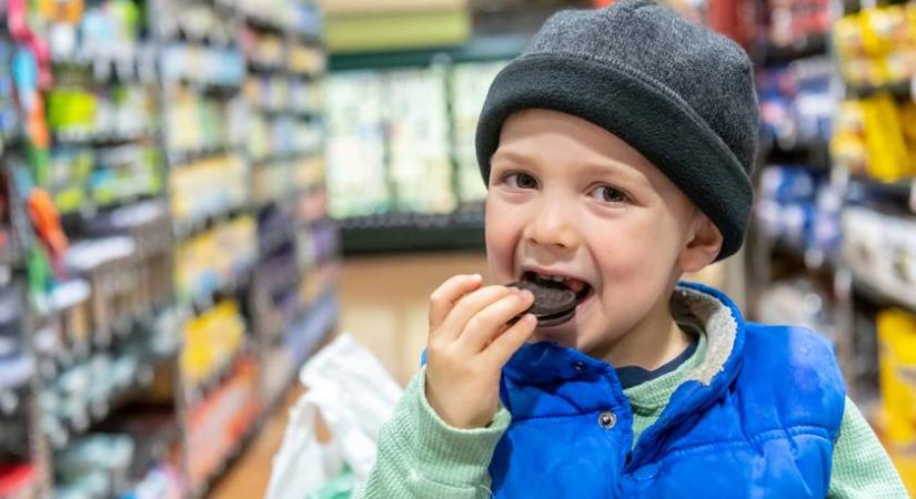 Ne edd meg, ha ilyen kekszet vettél a SPAR-ban! Fémdarabok lehetnek benne