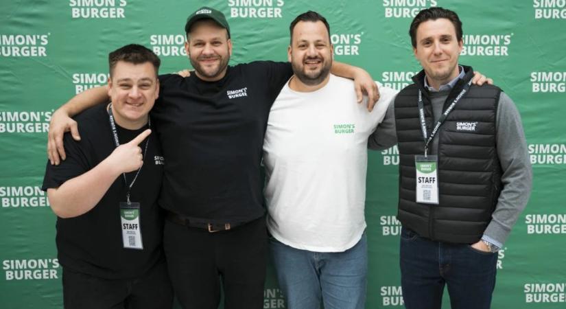 Megnyitott az első külföldi Simon’s Burger, és még több jön