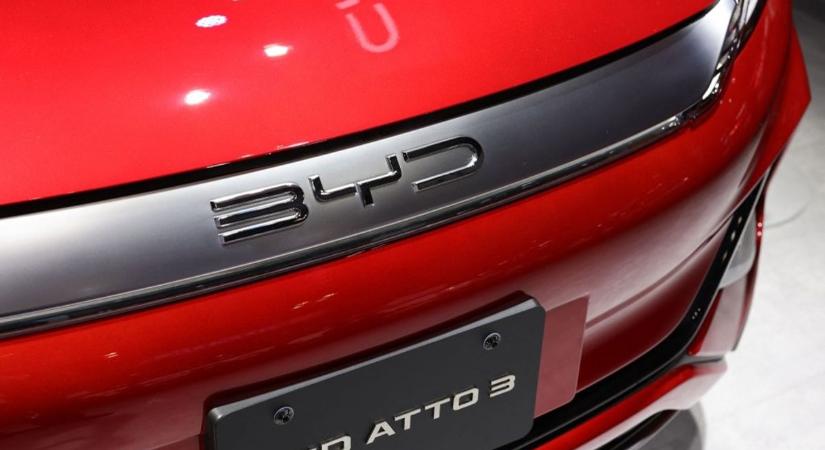 A Szegeden óriásgyárat építő BYD nagy év végi hajrába kezdett, de az eredeti tervét képtelenség teljesítenie