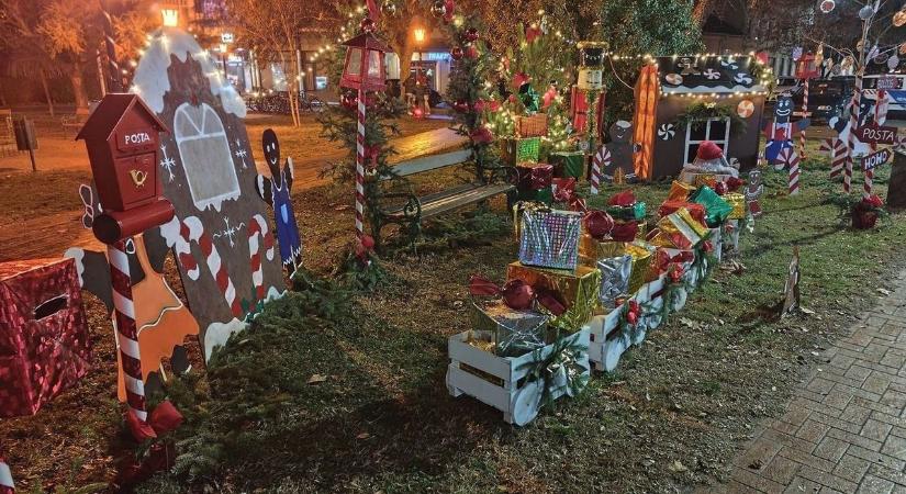 Ilyen mesés karácsonyi dekorációt ritkán látni: Izsák téli csodavilággá változott! – fotók