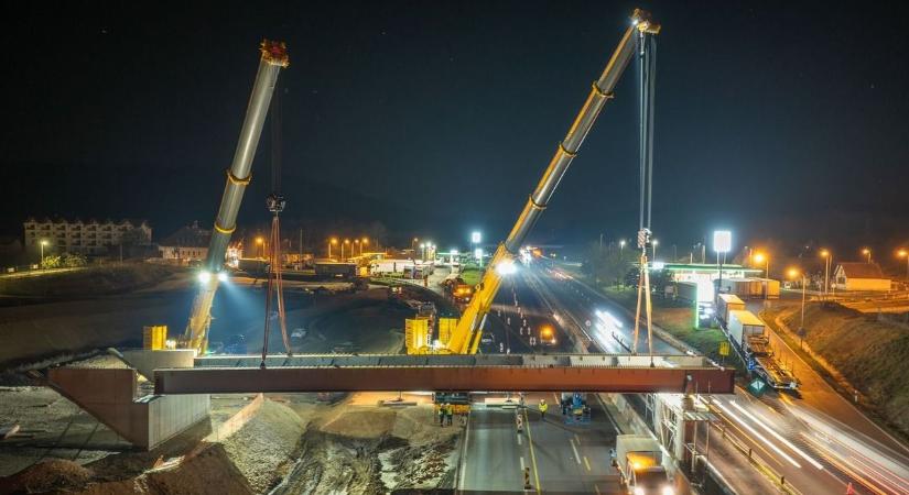 Az éj leple alatt kerültek helyükre robosztus elemek az M1-es autópályán - fotók
