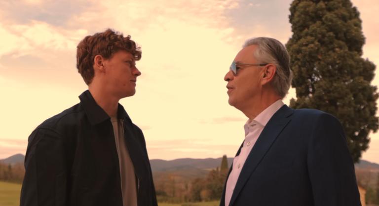 A világ legjobb teniszezője Andrea Bocellivel duettezik, ki is tört a botrány