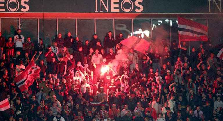 Botrány a francia élvonalbeli futballcsapatnál: saját játékosaikat köpködték a szurkolók