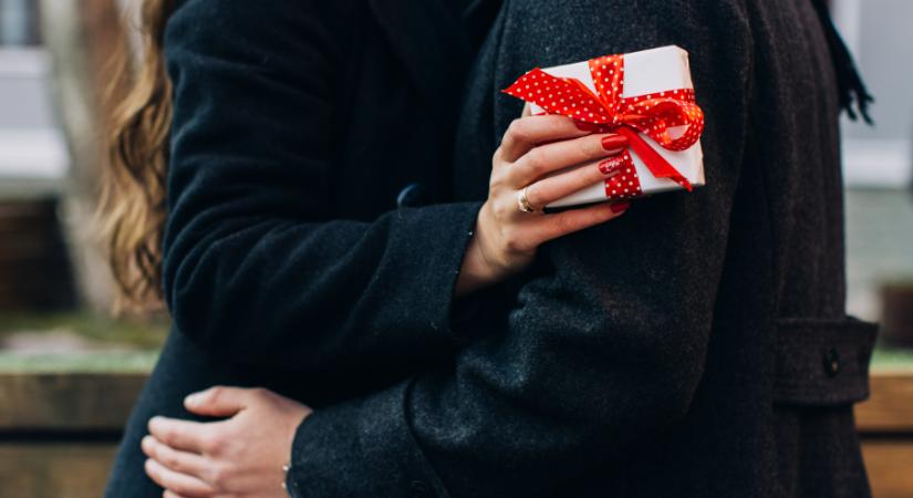 A szakértő ezeket az ajándékokat javasolja a párkapcsolat szakaszaiban