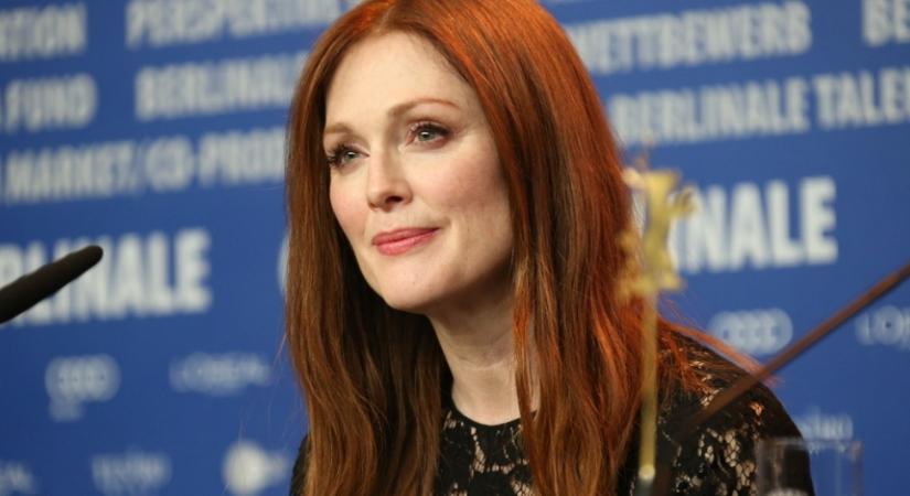 Julianne Moore újraértelmezte a „color drenching” trendet: fával burkolt egy egész szobát!