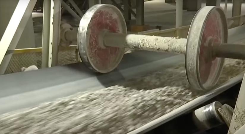 Itt a mesterséges homok. És hogy miért van rá szükség? vészesen fogy az igazi