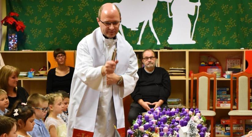Több mint 50 adventi koszorút áldottak meg a Szent Rita óvodában