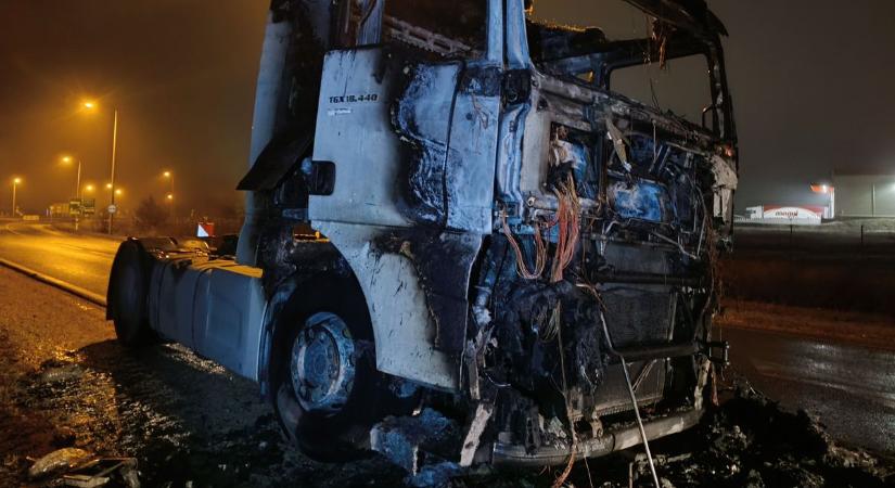 Lángoló kamionhoz és árokba hajtott autóhoz is riasztották a tűzoltókat Bács-Kiskunban – videók