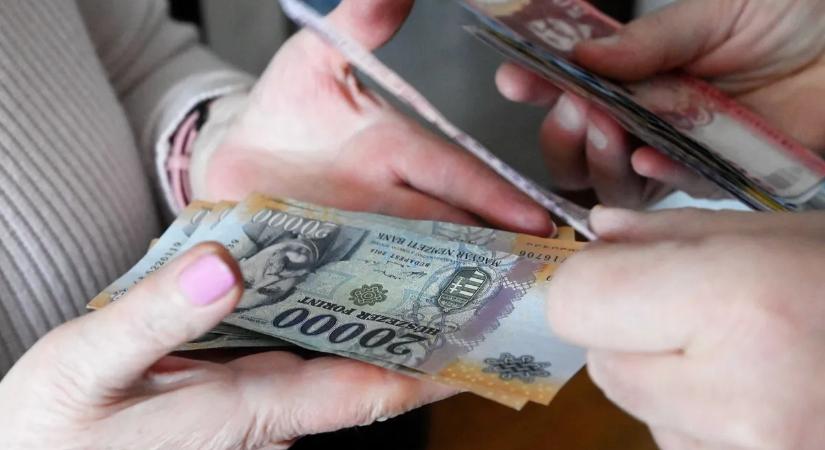 Előrehozottan, ma utalták a megemelt összegű decemberi nyugdíjat