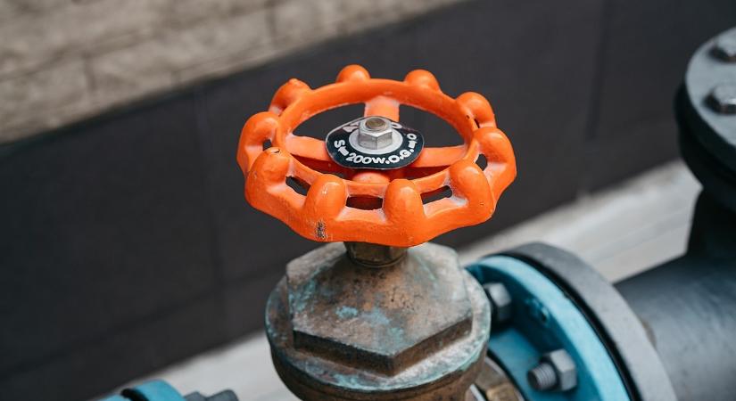 Leáll az olajfinomító, hatalmas üzemanyagkáosz jöhet a szomszédban