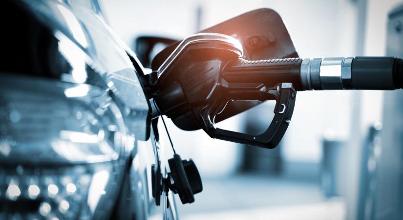 Megint csökkennek az üzemanyagárak, most minden autós örülhet