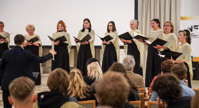 Jászkunsági kamarakórust és zenetanárt díjaztak: elismerés jár a kortárs zene elkötelezettjeinek
