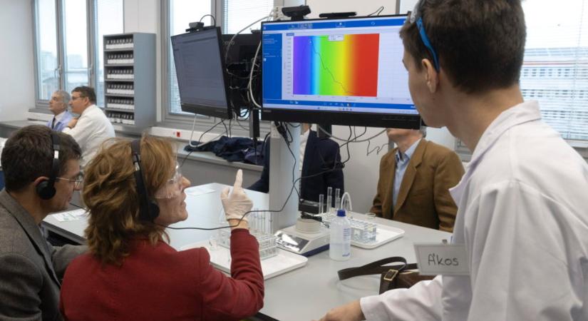 Felavatták az ELTE okoslaboratóriumát a lágymányosi kampuszon