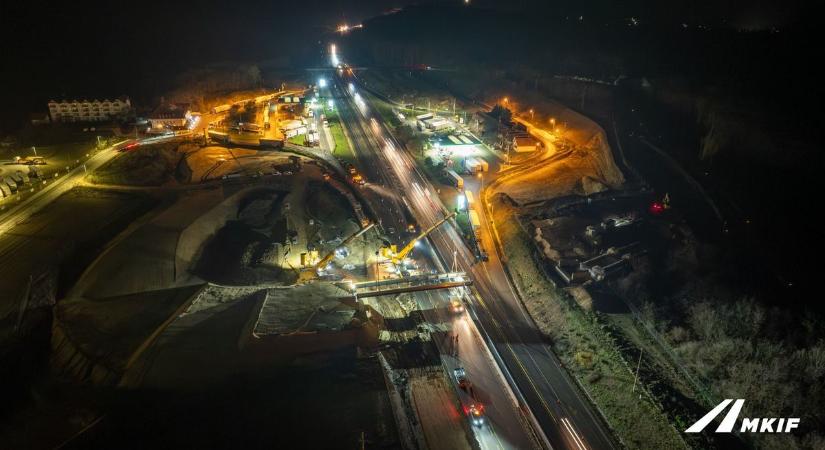 Éjszakai daruzással került a helyére az új óbaroki hídelem