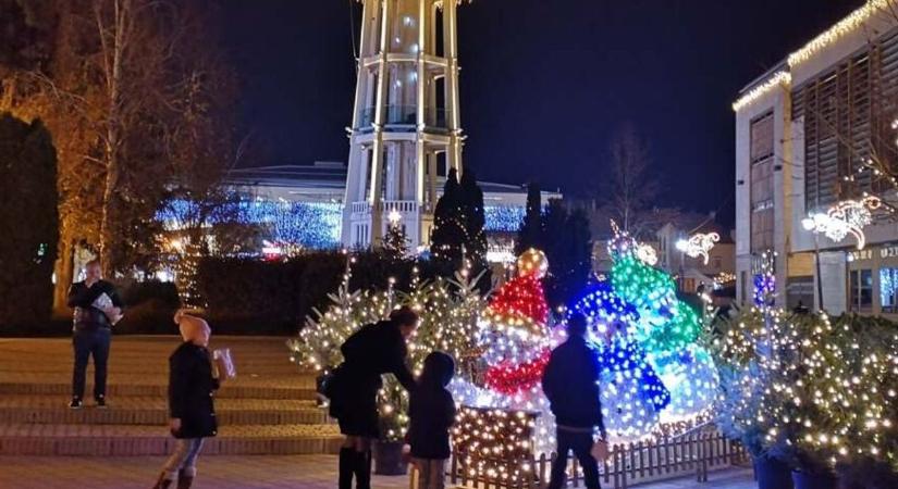 Tele volt az adventi vásár emberekkel Siófokon, mégis bezáratták este kilenckor az összes bódét