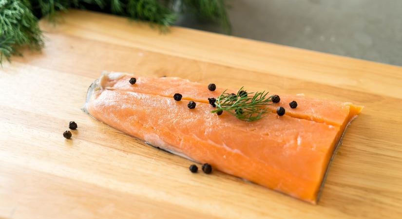 Mikrobiológiai szennyezés: füstölt lazacpisztráng filét hívtak vissza az Auchan üzleteiből