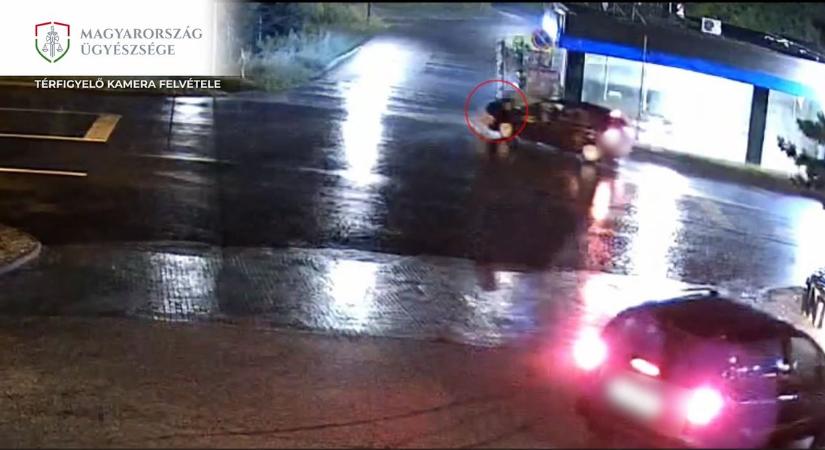 Nem törődött a sofőr, hogy az autója motorháztetőjén kapaszkodik áldozata – videó