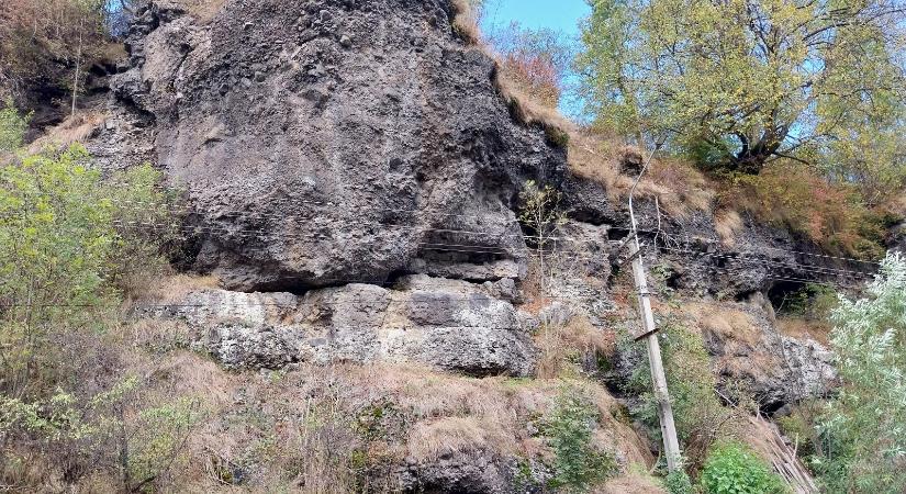 Veszélyes sziklatömböt robbantanak fel a Déda és Maroshévíz közötti útszakasz mentén (VIDEÓ)