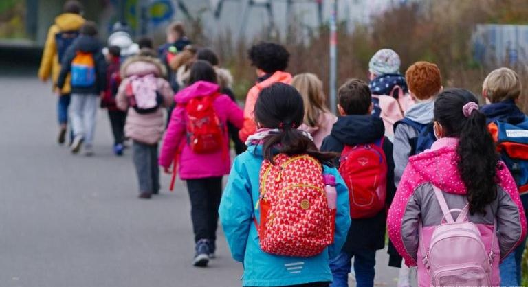 A német tanárok figyelmeztetnek: a gyerekek nem tudják használni a WC-t és a ceruzát sem tudják helyesen fogni
